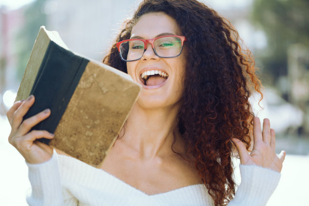 年轻女子在读一本书图片下载