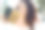 年轻女子在读一本书图片下载