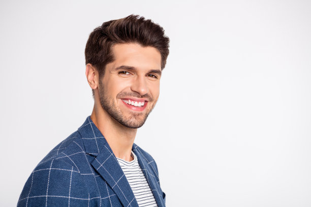 他的特写，他漂亮迷人，开朗愉快，内容自由职业者，金融家，首席执行官，老板，首席执行官，穿着蓝色格子西装，微笑着，在淡白色柔和的背景下孤立图片下载