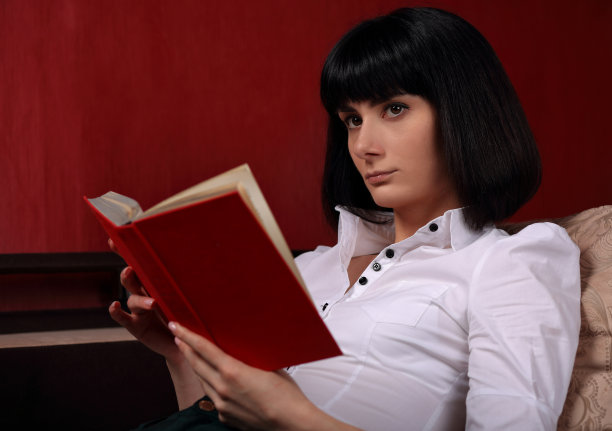 漂亮的女孩，手里拿着一本书图片下载