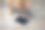 有趣的姜黄色猫看起来好奇的平板电脑在木地板上。图片下载