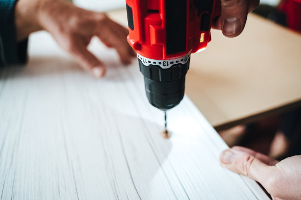 一个用电动螺丝刀工作的手工工人图片下载