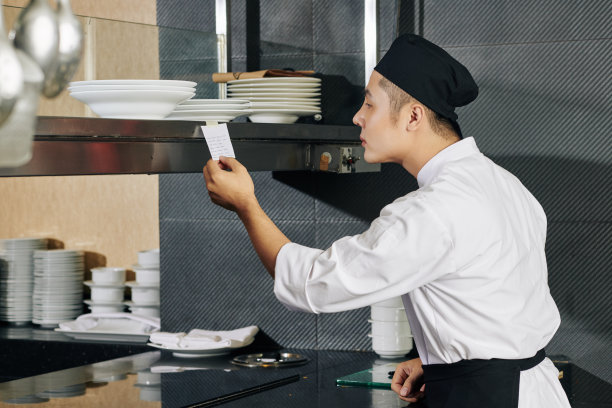 年轻的厨师正在读命令图片下载