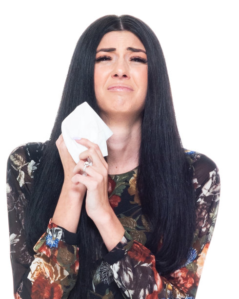 一个人/正面/大头/ 20-29岁的成年美丽的白人年轻女性/女性站在白色背景穿着裙子谁是哭泣/感到悲伤/抑郁-悲伤/冷静的态度图片下载