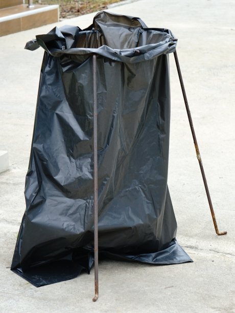 黑色的袋子里的垃圾图片下载