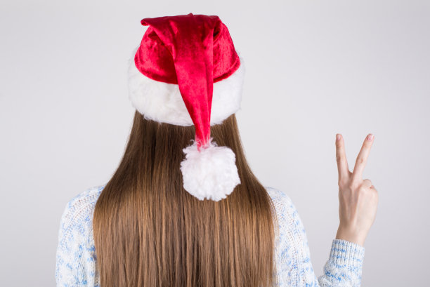 时髦的情绪冬季庆祝庆祝概念。裁剪后的背面后面的视图近距离的照片肖像可爱的高兴的愉快的兴奋的女孩给v符号孤立的灰色背景图片下载