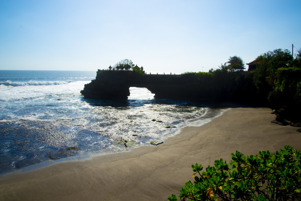 塔纳洛特神庙悬崖图片下载