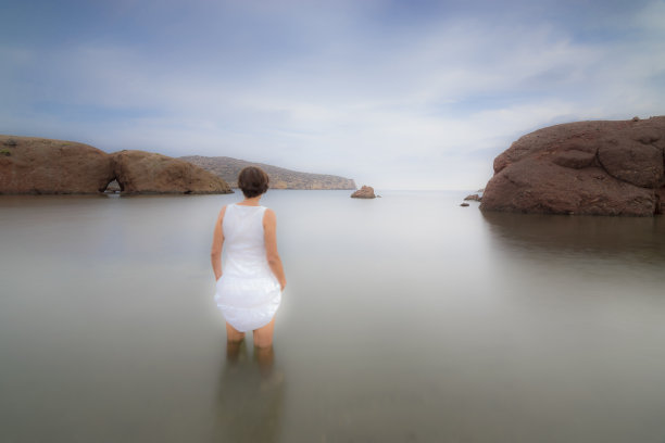 沙滩上的女人图片下载