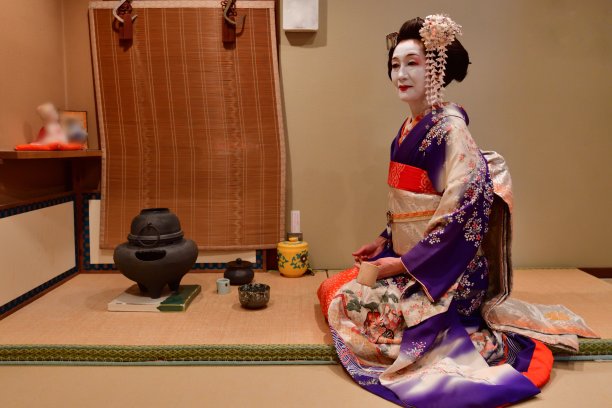 在京都茶馆穿着舞妓服装练习茶道的日本女人图片下载