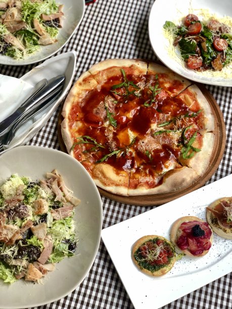 食物的照片。Foodporn。披萨。意式烤面包。火腿。餐厅菜单。火腿。芝麻菜。桌布。厨房。节日表。一家餐馆。沙拉。凯撒。披萨面团。上面的食物照片。菜。味道。早餐。图片下载