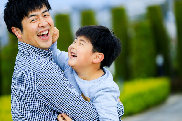 日本男孩和他的父亲玩图片下载