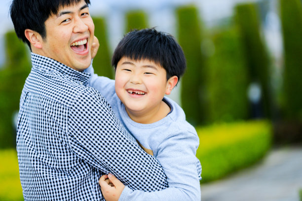 日本男孩和他的父亲玩图片下载