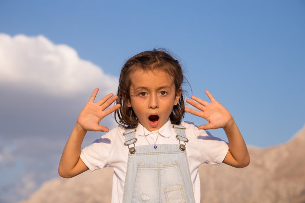 震惊的孩子用消极的面部表情看着相机图片下载