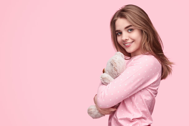 快乐的青少年抱着泰迪熊图片下载