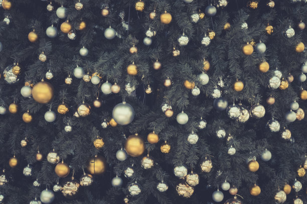 装饰圣诞树特写。金色的球。新年装饰物微距照片与散景。冬季节日灯光装饰。图片下载