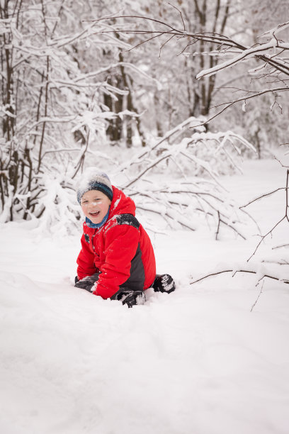 可爱的男孩在公园里玩雪。孩子，学龄前儿童在寒冷的冬天在户外的快乐。图片下载