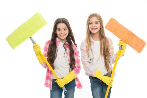 姐妹们拿着湿拖把准备开始清扫一天。女孩可爱的孩子打扫周围。保持房间整洁。乐于助人、快乐的孩子们一起打扫卫生。女孩们戴着防护手套和拖把准备清洁图片下载