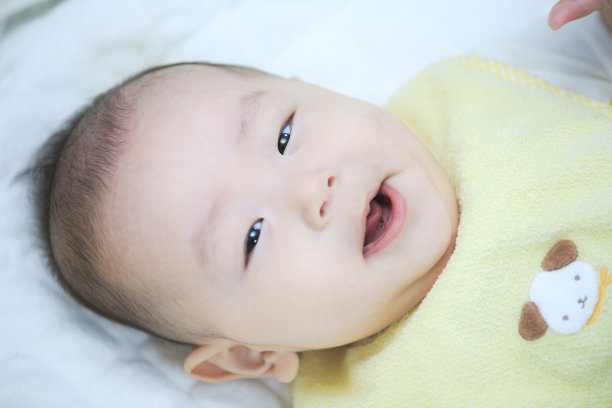 可爱的婴儿躺在床上图片下载