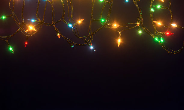 圣诞灯在蓝色背景与拷贝空间图片下载