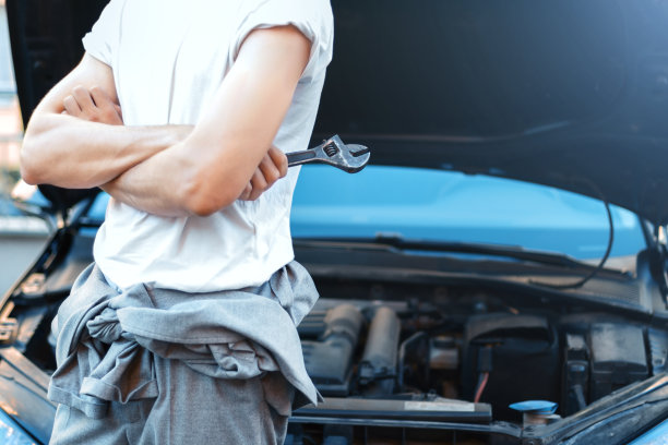 修理工用扳手修车图片下载