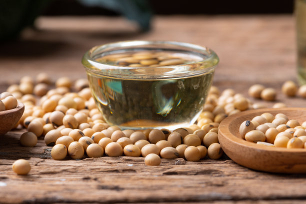 桌子上放着大豆和豆油图片下载