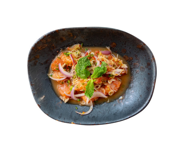 俯视泰国辣鲑鱼沙拉在黑暗的盘子孤立与clipping路径图片下载