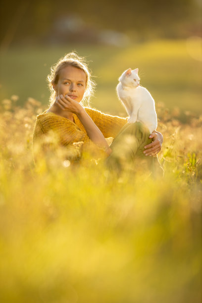 年轻漂亮的女人和她的猫图片下载