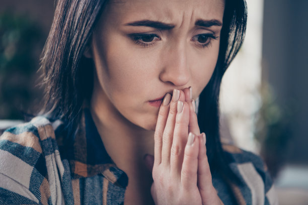 近距离的照片漂亮的女士手拉手祝愿丈夫和孩子节省飞机飞行家坐在沙发穿着休闲格子衬衫平室内图片下载