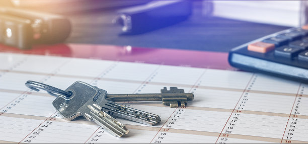 房子钥匙的房地产背景。房屋保险的概念图片下载