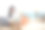 年轻的亚洲女性正在使用电脑、书籍、电话、账单、现金和计算器。在她家里图片下载