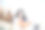 年轻的亚洲女性正在使用电脑、书籍、电话、账单、现金和计算器。在她家里图片下载