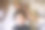 理发师和男孩。那个男孩正在做头发。在理发店剪头发的孩子。图片下载