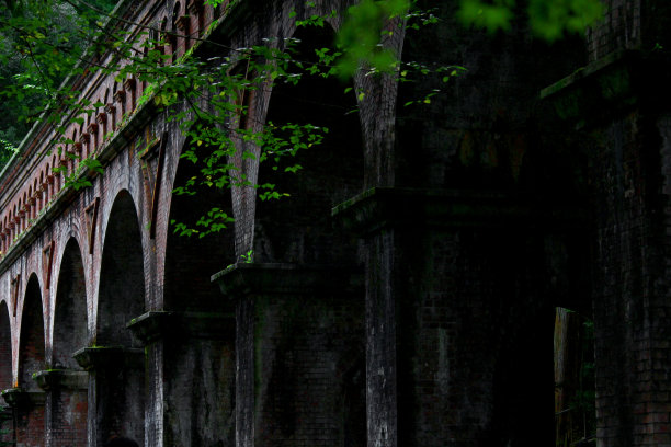 日本京都古老的砖制渡槽图片下载