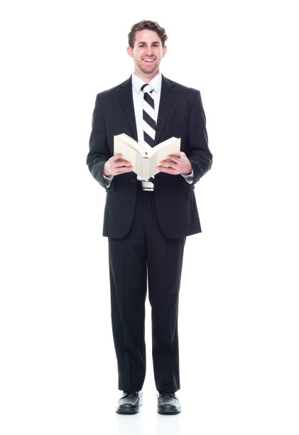 看着镜头/全身/一人20-29岁的成年帅哥/漂亮的白种青年男子/男/女/女学生/大学生/经理/商人/穿着西装的商人站在那里图片下载