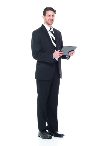 看着镜头/全身/一个20-29岁的成年人英俊的人/漂亮的白人年轻男子/男性/年轻女性/女经理/商人/商人站在白色背景的西装图片下载