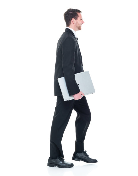 侧视图/全身/一个人20-29岁的成年人英俊的人白种年轻男子/男性经理/商人/商人走在前面的白色背景穿着西装谁是微笑/快乐/开朗谁是工作图片下载