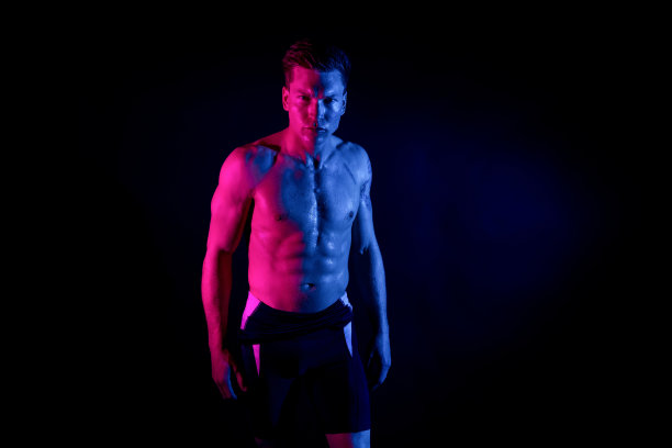 腰部以上/一人/正面视图20-29岁英俊的人白人男性/年轻男子摔跤/运动员格斗运动/古典式罗马摔跤在黑色背景前穿着运动服/运动制服图片下载