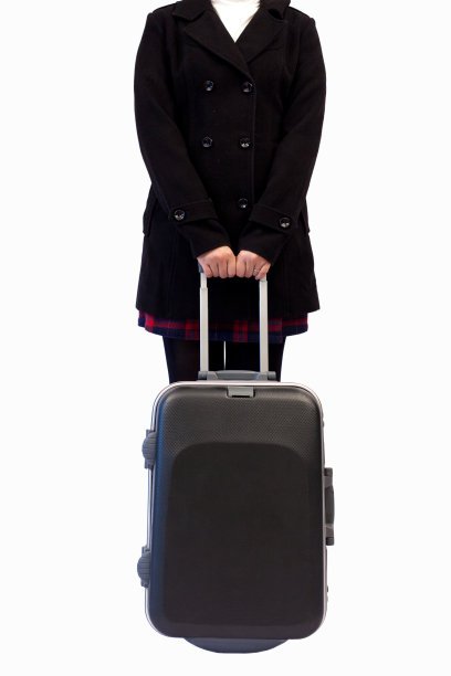 年轻的亚洲女子在机场搭乘一架飞机，以白人为背景图片下载