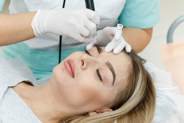 永久性化妆，纹眉毛。美容师化妆图片下载