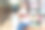 亚洲青年学生穿着休闲服在大学或学院图书馆的书架上的木桌上看书，回到学校的概念图片下载