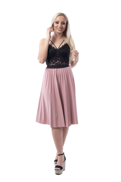 年轻快乐的女人在优雅的风格时尚走路和打电话低头看。图片下载