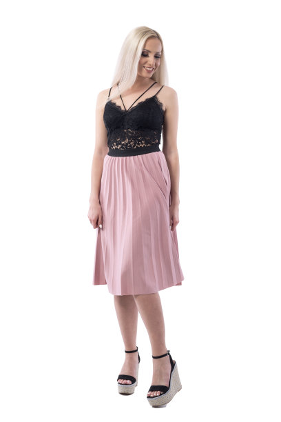 迷人的金发年轻女子在优雅的晚装穿微笑和向下看图片下载