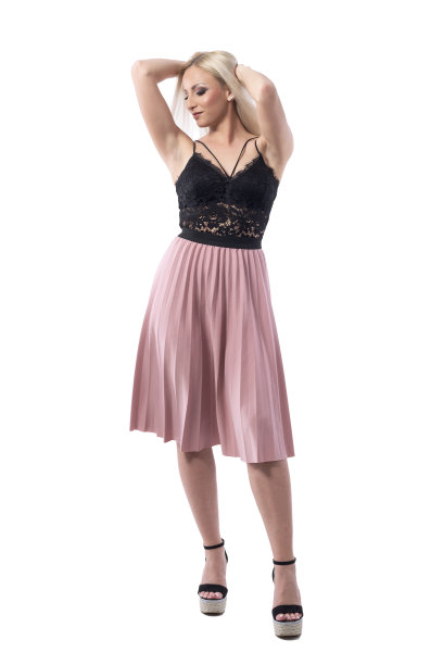 性感的金发年轻女子时装模特摆姿势与手在头发向下看。图片下载