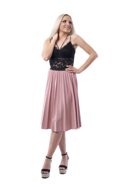 美丽的微笑年轻的金发女人优雅优雅的时尚摆姿势和向上看。图片下载