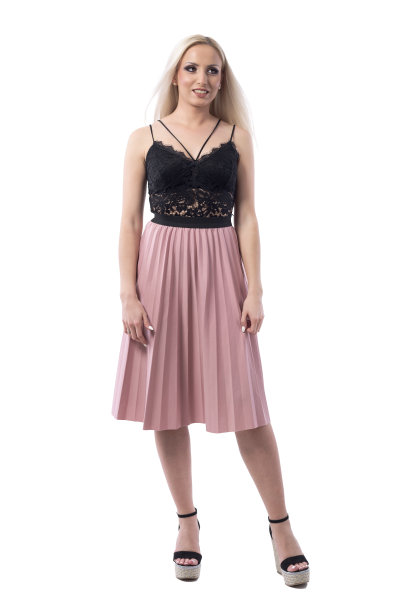 困惑的金发女子在优雅的衣服看着远离手臂图片下载