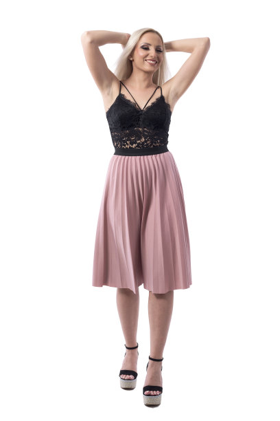 自信快乐无忧无虑的金发女人美丽的行走和微笑的手在头上图片下载