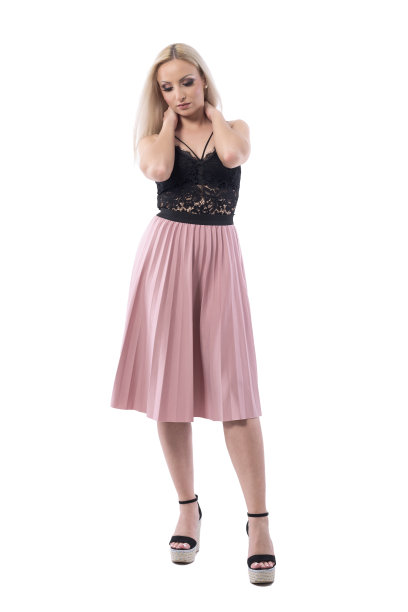 深情的金发时装模特女孩摆姿势与双手后脖子看下。图片下载