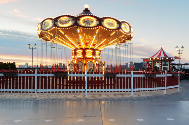 2019年6月24日，喀山，灯光旋转木马图片下载