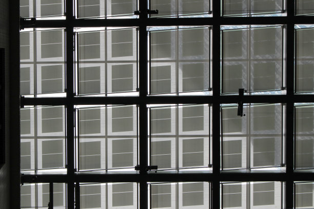 带有阳光的几何玻璃天花板图片下载