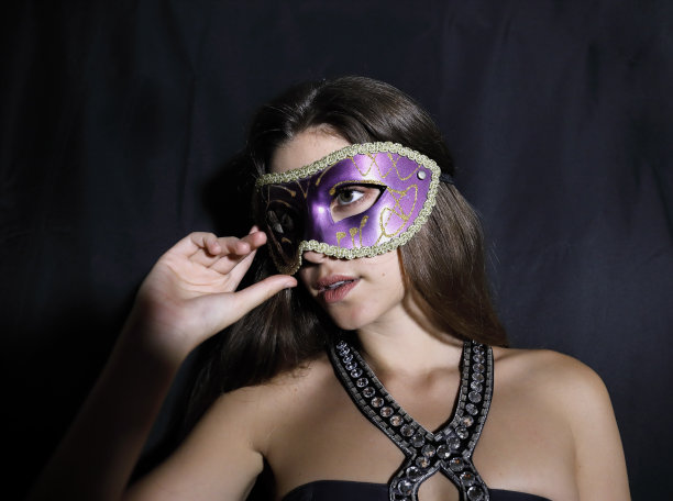 万圣节面具伪装俄罗斯室内女孩模特图片下载